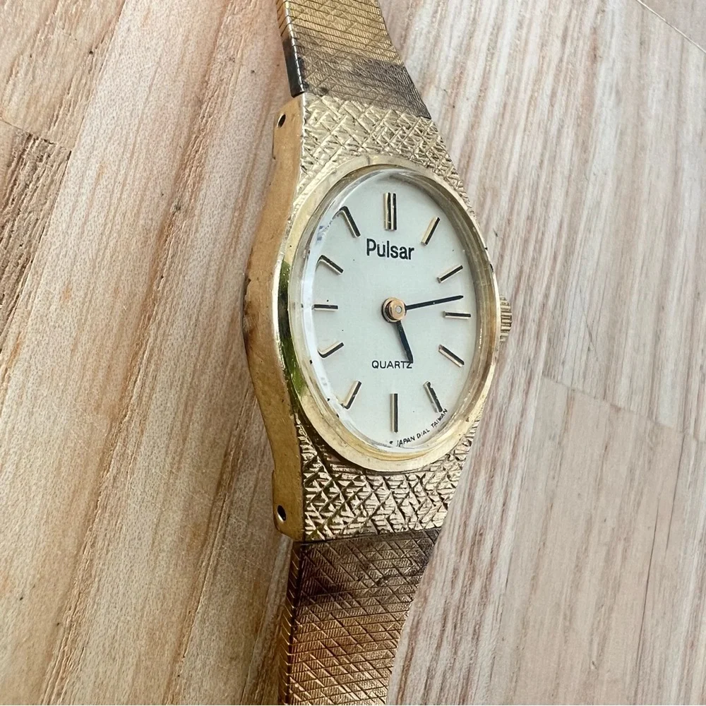 Vintage pulsar ladies oval gold tone bracelet dress watch NEW BATTERY
